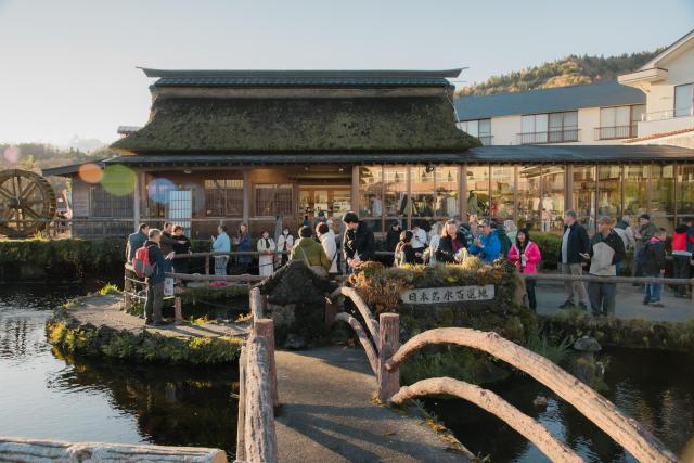 일본 야마나시현의 유명 관광지인 오시노 핫카이 마을을 방문 중인 관광객들사진게티이미지뱅크
