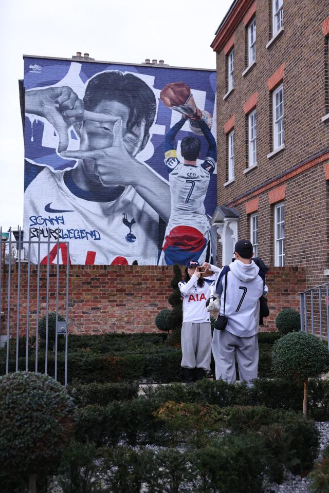 2월 1일 영국 런던 토트넘 홋스퍼 스타디움에서 토트넘 홋스퍼 vs 맨체스터 시티 경기 시작에 앞서 한 팬이 경기장 밖에 설치된 토트넘 홋스퍼 전前 선수 손흥민의 모습을 담은 벽화 앞에서 사진을 찍고 있다 사진로이터