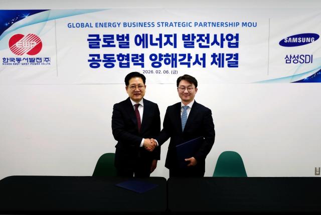 6일현지시간 SPE에서 열린 글로벌 에너지 발전사업 공동협력 양해각서 체결식에서 권명호 한국동서발전 사장사진 왼쪽과 김헌준 삼성SDI 미주법인장 부사장사진 오른쪽이 기념 사진을 찍고있다사진동서발전