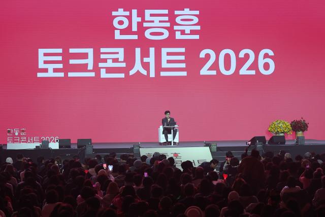 발언하는 한동훈 전 대표 
    서울연합뉴스 김성민 기자  국민의힘 한동훈 전 대표가 8일 서울 송파구 잠실실내체육관에서 열린 토크콘서트에서 발언하고 있다 202628