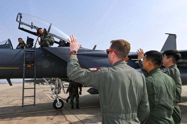 2024년 3월 열린 쌍매훈련Buddy Squadron에서 한·미 조종사들이 오산기지에 전개한 F-15K 조종사들을 향해 손을 흔들며 환영하고 있다 사진공군