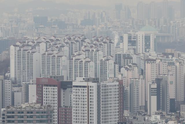 작년 아파트 시장 초양극화…전국 상하위 20 가격차 145배
    서울연합뉴스 박동주 기자  지난해 서울 주요지역 집값의 가파른 상승과 지방 부동산 경기 침체가 맞물리면서 전국 아파트값 상하위 격차가 14배 수준으로 벌어졌다 
    사진은 26일 서울 남산에서 바라본 아파트 단지 등 서울 시내의 모습 2026126
