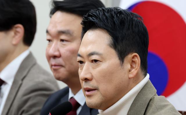 장동혁 국민의힘 대표가 지난 5일 국회에서 당내 사퇴론과 재신임 투표론 관련 입장 발표 기자간담회를 열고 오늘5일부터 내일까지 자신에 대한 사퇴 혹은 재신임 투표 요구가 있다면 전 당원 투표를 하겠다며 재신임을 받지 못한다면 당대표직과 국회의원직을 내려놓겠다고 밝히고 있다 사진연합뉴스