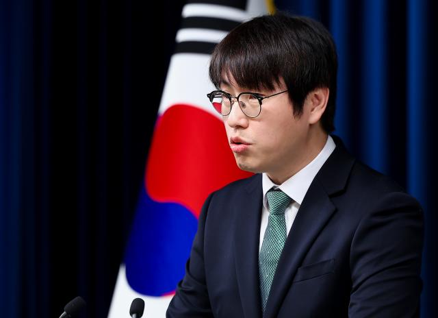 하정우 AI미래기획수석이 7일 오전 용산 대통령실에서 이날 오후 대전 국립중앙과학관에서 열린 과학기술인 국민보고회 관련 사전 브리핑을 하고 있다 사진연합뉴스