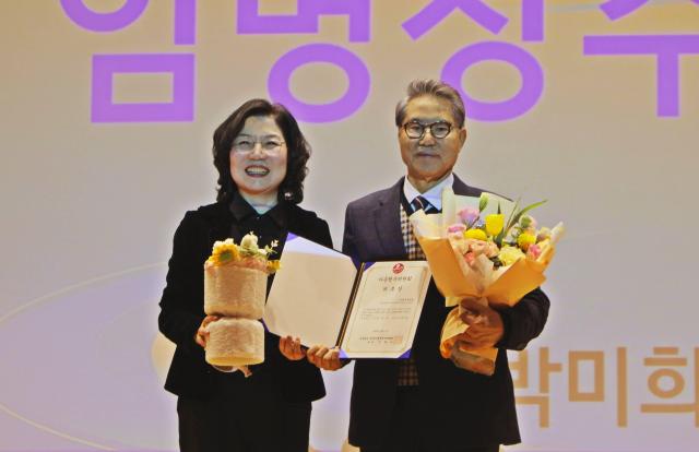 왼쪽부터 박미희 울산광역시 아동행복위원장한국아동학대예방협회 본부장 이배근 한국아동학대예방협회 회장이 기념사진을 촬영하고 있다사진광동제약