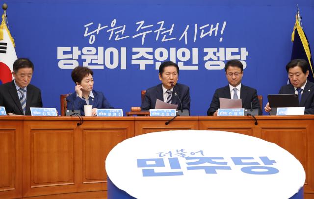 정청래 더불어민주당 대표가 9일 서울 여의도 국회에서 열린 최고위원회의에서 발언하고 있다 사진연합뉴스