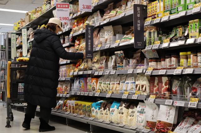  6일 서울 시내 대형마트에 설탕 밀가루 판매대 모습사진연합뉴스