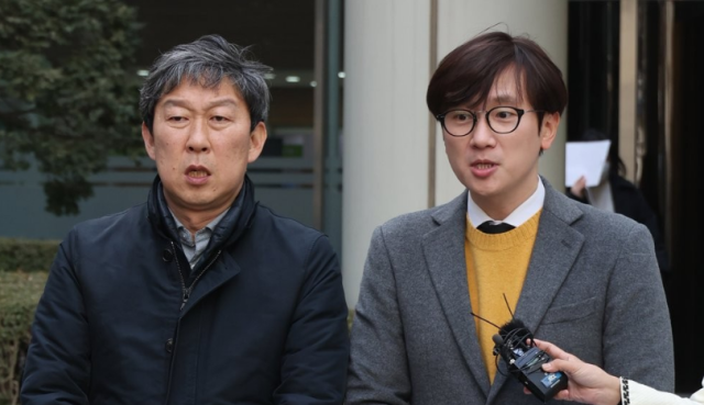 강제동원 소송 대리인단과 지원단체인 임재성 변호사와 김영환 민족문제연구소 대외협력실장이 지난 2023년 2월 14일 서울중앙지법에서 강제동원 피해 배상 일본 니시마츠 건설 상대 손배소 1심 선고에 대해 기자들에게 설명하고 있다 사진연합뉴스
