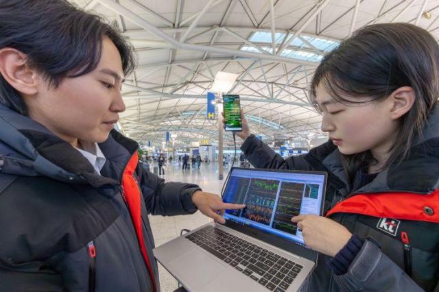 KT 직원이 설 연휴를 앞두고 인천공항에서 네트워크 품질을 사전 점검하고 있다 사진KT
