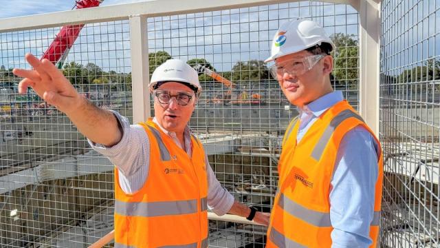 허윤홍 GS건설 대표오른쪽가 호주 SRL 현장을 확인하고 있다 사진GS건설