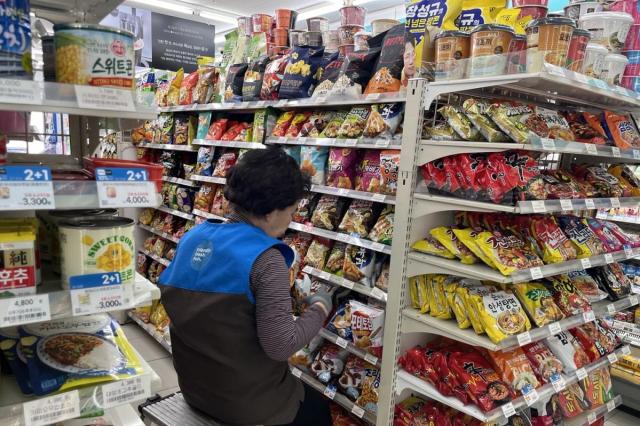 한 점원이 GS25 시니어 동행편의점에서 근무를 하고 있다 사진고양시