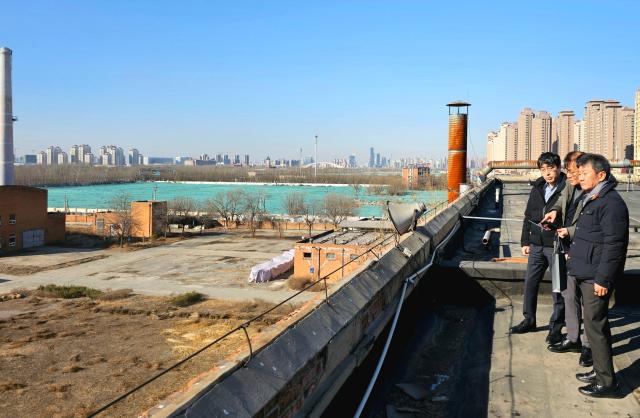 정몽규 HDC그룹 회장사진 오른쪽이 계열사 대표들과 중국 내 사업개발 후보지를 둘러보고 있다 사진HDC그룹