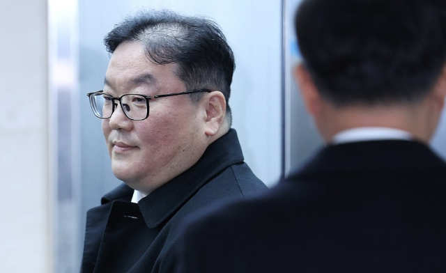 쿠팡의 퇴직금 미지급 의혹을 수사 중이던 문지석 부장검사에게 무혐의 처분 하라고 압력을 행사한 혐의를 받는 엄희준 광주고검 검사가 9일 서울 서초구 안권섭 상설특별검사 사무실로 출석하고 있다 사진연합뉴스