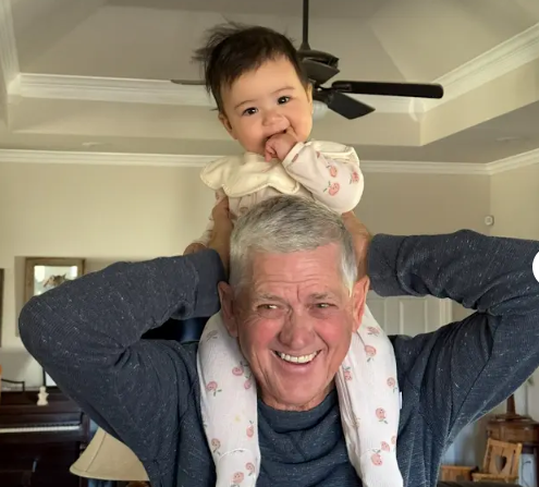 브래드 할아버지가 손녀를 안고 있다 사진올리버쌤 유튜브