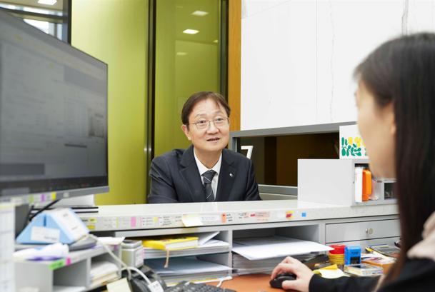 이찬진 금융감독원장은 지난해 10월 KB증권 여의도 영업부금융센터를 방문해서 ETF 상품에 정식 가입했다 사진KB증권