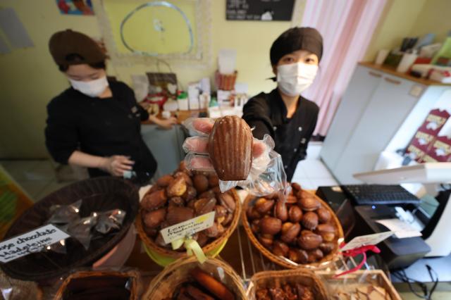 The owner of Mongsim presents madeleines at the bakery in Daejeon Feb 3 2026 AJP Han Jun-gu
