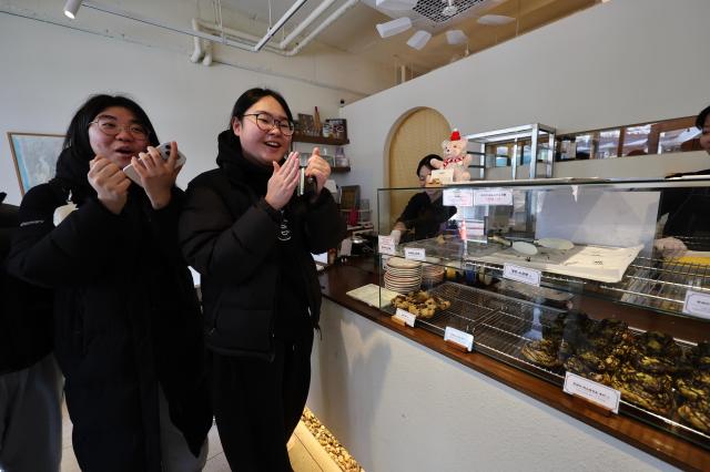 Customers react with excitement upon seeing driver Ahn Seong-woo at a bakery in Daejeon Feb 3 2026 AJP Han Jun-gu
