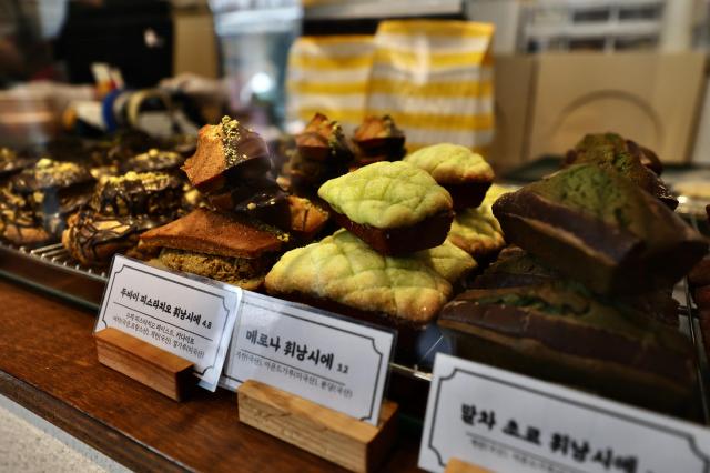 Various desserts are displayed at Mimi Dessert in Galma-dong Daejeon Feb 3 2026 AJP Han Jun-gu
