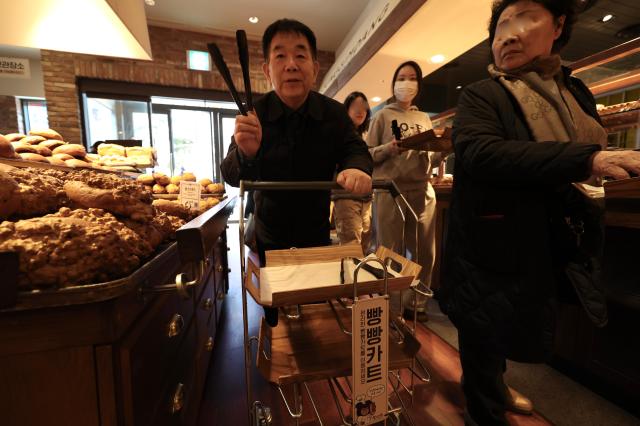 Ahn Seong-woo demonstrates the Bread Cart at Sungsimdang Lotte Department Store Daejeon Feb 3 2026 AJP Han Jun-gu