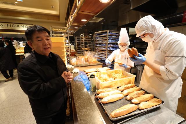Ahn Seong-woo explains bread products at Sungsimdang Lotte Department Store Daejeon Feb 3 2026 AJP Han Jun-gu