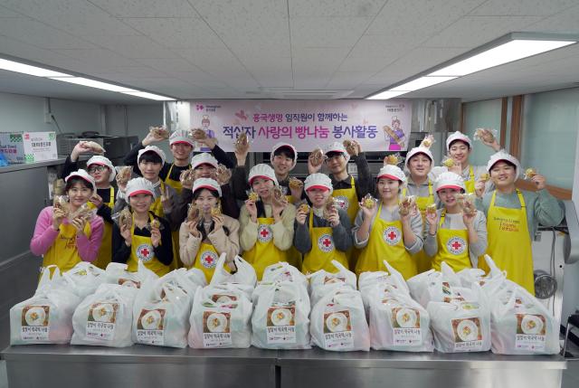 흥국생명이 인턴사원과 함께 6일 서울 종로구 대한적십자사 종로빵나눔터에서 취약계층을 위한 빵 만들기 봉사활동을 실시했다 사진흥국생명