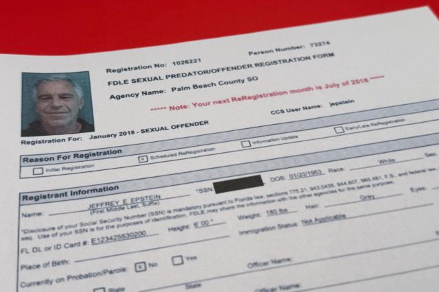 미국 법무부가 공개한 ‘제프리 엡스타인 파일’에 포함된 문서 사진AP연합뉴스
