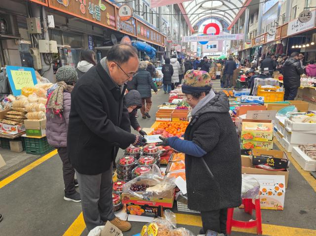 탁동수 양양부군수왼쪽가 전통시장 장보기를 하고 있다 사진양양군