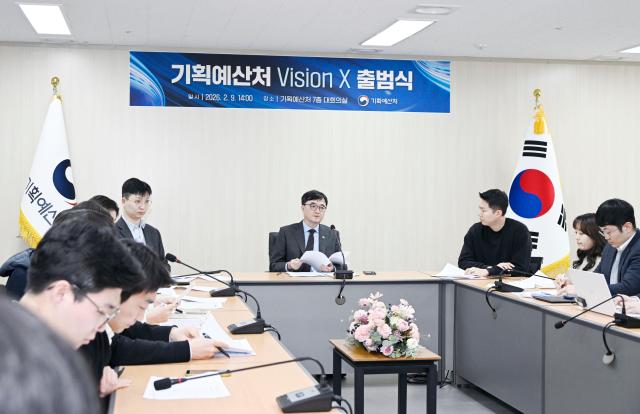 임기근 기획예산처 장관 직무대행 차관가운데이 9일 세종 KTG 임시집무청사에서 열린 기획예산처 Vison X 출범식에 참석 혁신리딩그룹 Vision X 멤버조직문화 개척자의 의견을 청취하고 있다 사진기획예산처