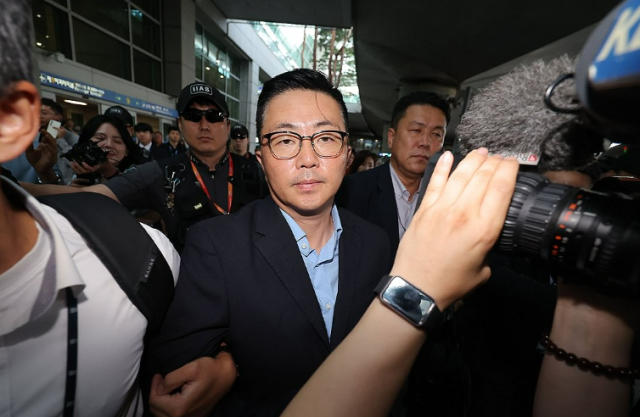 김건희 여사 일가의 집사로 지목된 김예성씨가 지난해 8월 12일 인천국제공항 제1여객터미널을 통해 입국한 뒤 민중기 특별검사팀에 체포돼 이동하고 있다 사진연합뉴스