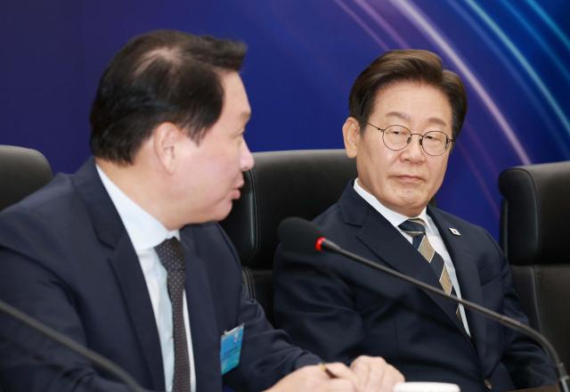 이재명 대통령이 지난달 20일 울산전시컨벤션센터에서 열린 인공지능AI 글로벌 협력 기업 간담회에서 최태원 SK그룹 회장의 발언을 듣고 있다 사진연합뉴스