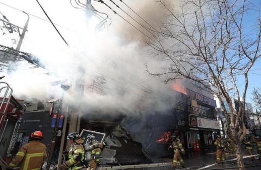 대구 중구 상가 화재, 약 50분 만에 초진…소방관 3명 부상