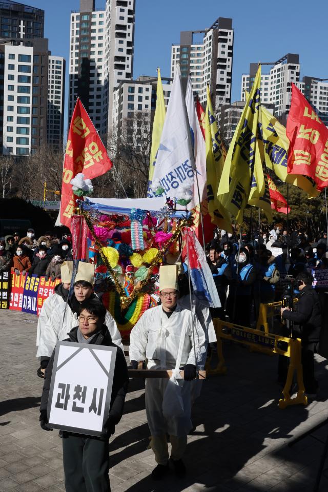  7일 경기도 과천시 중앙공원에서 경마공원이전반대비상대책위원회가 연 과천 사수 범시민 총궐기 대회에 참가한 과천 시민과 마사회 직원 등이 정부가 발표한 '도심 주택공급 확대 방안'에 반대하는상징의식을 하고 있다. 2026.2.7 [사진=연합뉴스]
