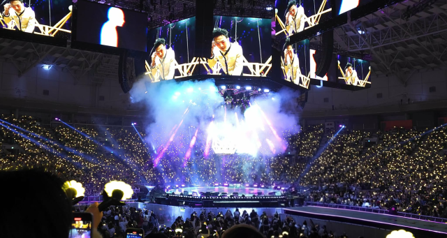 Sân khấu 360 độ giúp rút gọn khoảng cách giữa nghệ sĩ và người hâm mộ ẢnhHoàng Phương Ly