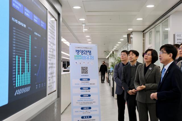 인태연 소상공인시장진흥공단 이사장오른쪽이 9일 오전 소상공인 경영안정 바우처 신청 현황을 점검하고 있다 사진소진공