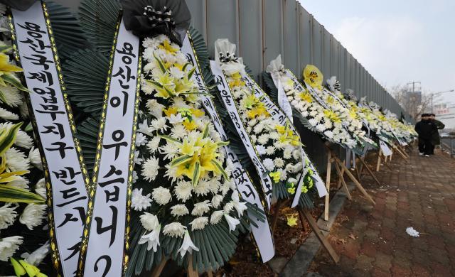 용산국제업무지구 부지 앞 근조화환
    서울연합뉴스 이진욱 기자  5일 서울 용산구 용산국제업무지구 부지 앞에 정부의 주택 공급대책에 항의하는 근조화환이 놓여 있다 전일 1·29 대책 사업지를 방문한 김윤덕 국토교통부 장관은 주택 공급 대책 발표 이후 이어진 지자체와 주민 반대와 관련해 앞으로 논의를 통해 이견을 좁혀 나가겠다고 말했다 202625
    cityboyynacokr2026-02-05 140913