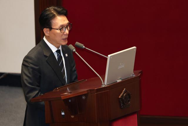 김민석 국무총리가 9일 정치·외교·통일·안보 분야 대정부질문이 열린 국회 본회의장에서 더불어민주당 윤후덕 의원의 질문에 답하고 있다 사진연합뉴스