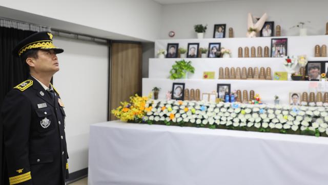 전라남도소방본부 최민철 제21대 본부장이 취임 첫 행보로 무안공항에 마련된 제주항공 여객기 사고 희생자 합동분향소를 찾아 참배했다사진전남도