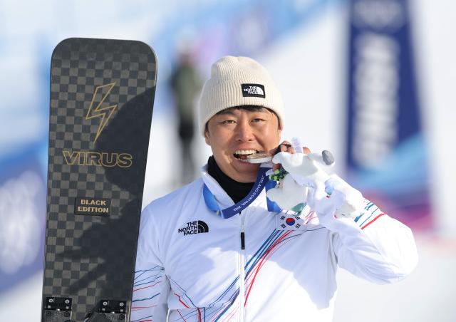 8일현지시간 이탈리아 리비뇨 스노파크에서 열린 2026 밀라노-코르티나담페초 동계올림픽 스노보드 남자 평행 대회전 결승 시상식에서 은메달을 차지한 김상겸이 메달을 깨물어보고 있다 사진연합뉴스