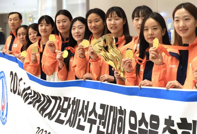 2026 아시아남녀단체선수권대회 여자부 결승에서 중국에 승리해 우승을 차지한 한국 배드민턴 여자국가대표팀 선수들이 9일 인천국제공항을 통해 귀국해 트로피를 들고 사진촬영을 하고 있다 사진연합뉴스