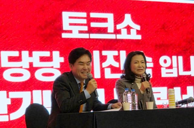 이진숙오른쪽 전 방송통신위원장이 9일 오후 대구 그랜드호텔에서 출판기념회를 하고 있다 사진연합뉴스