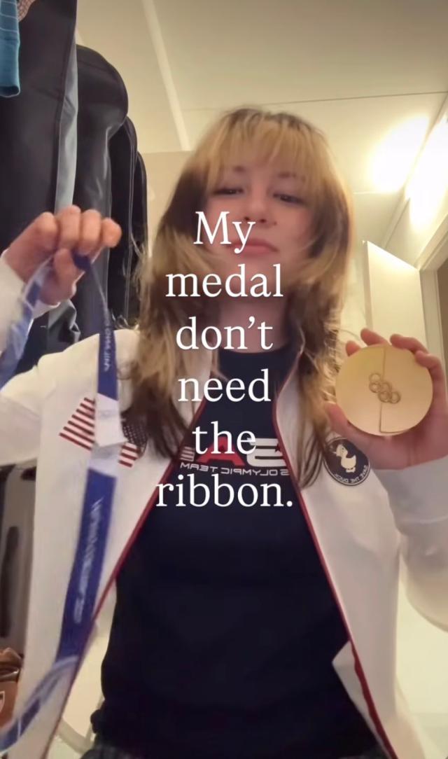 미국 피겨 스케이팅 여자 싱글 알리사 리우도 팀 이벤트단체전 금메달을 따낸 뒤 자신의 사회관계망서비스SNS에 한 손에 메달 한 손에 리본을 들고 있는 모습을 올린 뒤 내 메달에는 리본이 필요 없다고 적었다 사진알리사 리우 SNS 캡처