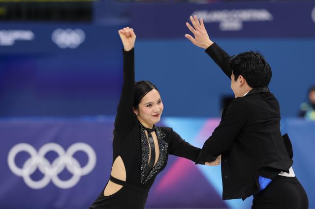 피겨스케이팅 임해나와 권예가 9일현지시간 이탈리아 밀라노 아이스스케이팅 아레나에서 열린 2026 밀라노ㆍ코르티나담페초 동계올림픽 피겨스케이팅 아이스댄스 리듬댄스에서 연기를 펼치고 있다 사진연합뉴스