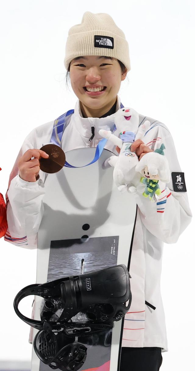  9일현지시간 이탈리아 리비뇨 스노파크에서 열린 2026 밀라노-코르티나담페초 동계올림픽 스노보드 여자 빅에어 시상식에서 동메달을 차지한 유승은이 기념촬영을 하고 있다 사진연합뉴스