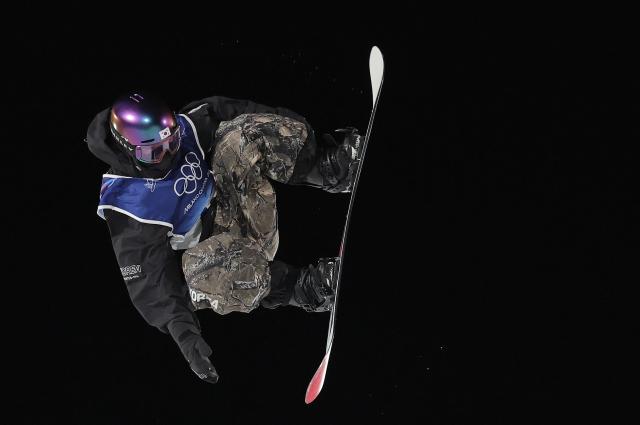 South Korean snowboarder Yu Seung-eun performs a trick during the womens snowboard big air final at the Milano Cortina 2026 Winter Olympic Games at Livigno Snow Park in Livigno Italy on February 10 YONHAP