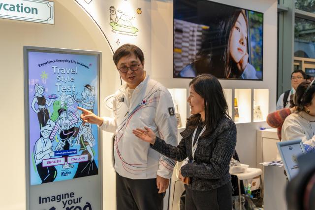  최휘영 문화체육관광부 장관왼쪽이 K-데일리케이션 게임 코너를 체험해보고 있다 사진한국관광공사
