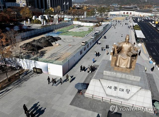 서울연합뉴스 김성민 기자  서울시가 서울 종로구 광화문 광장에 6·25 전쟁 참전국에 대한 감사와 존경의 마음을 담은 상징 공간인 감사의 정원을 조성한다 
사진은 18일 서울 광화문광장 세종대왕상 인근에 조성되고 있는 감사의 정원 공사 현장의 모습 20251118