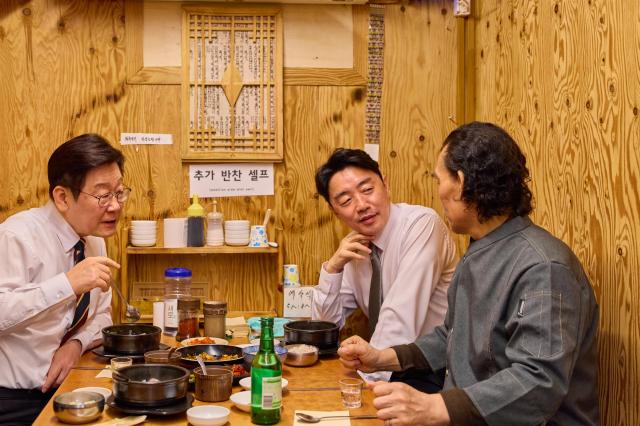 이재명 대통령이 9일 서울 종로구 통인시장 한식당에서 강훈식 대통령비서실장과 저녁 식사를 하며 식당 주인과 대화하고 있다 사진연합뉴스