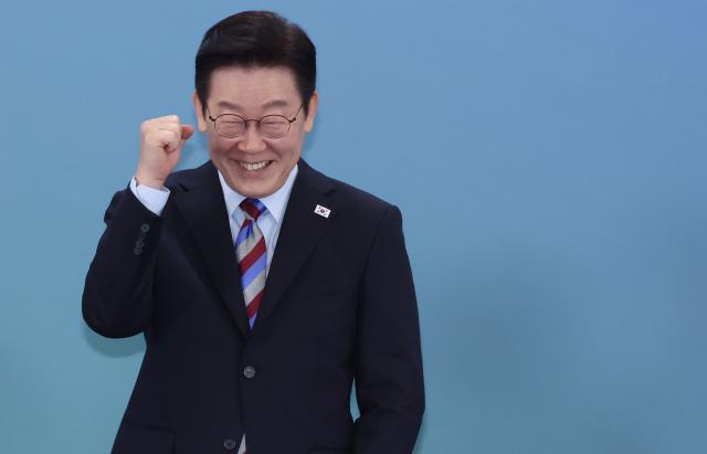 이재명 대통령이 6일 창원 성산구 창원컨벤션센터에서 열린 경남의 마음을 듣다 타운홀미팅 간담회에 입장하며 참석자들을 향해 인사하고 있다사진연합뉴스