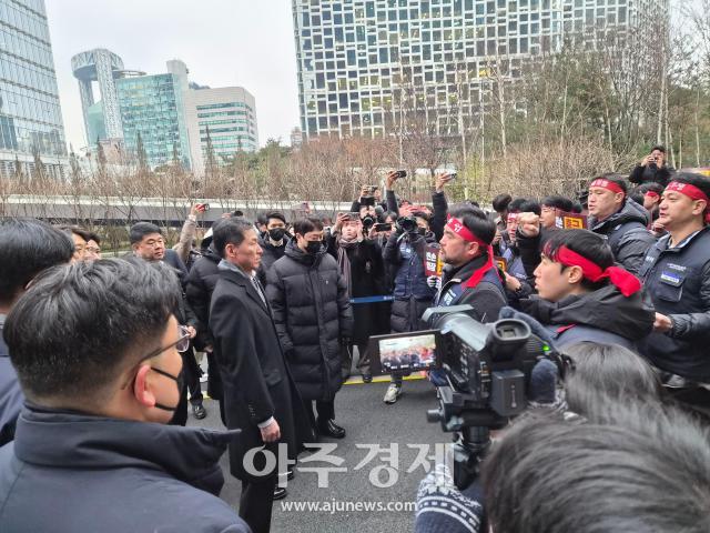 장민영 IBK기업은행 은행장이 10일 서울 을지로 기업은행 본점 앞에서 노조 측과 대치하고 있다 사진권가림 기자
