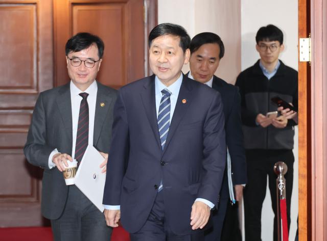 구윤철 부총리 겸 재정경제부 장관이 10일 서울 종로구 정부서울청사에서 열린 대외경제장관회의에 참석하고 있다사진연합뉴스